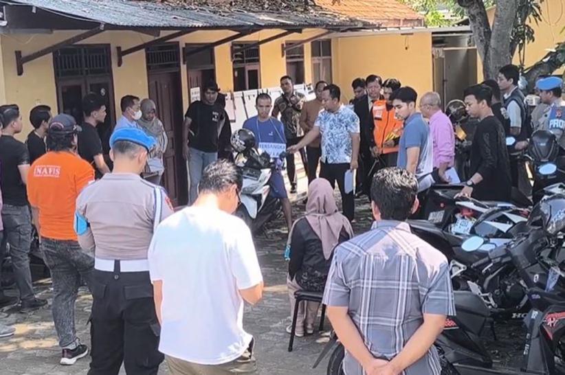 title Keluarga Putri Apriyani Ngamuk saat Rekonstruksi Pembunuhan, Protes soal Pasal! Keluarga Putri Apriyani Ngamuk saat Rekonstruksi Pembunuhan, Protes soal Pasal!