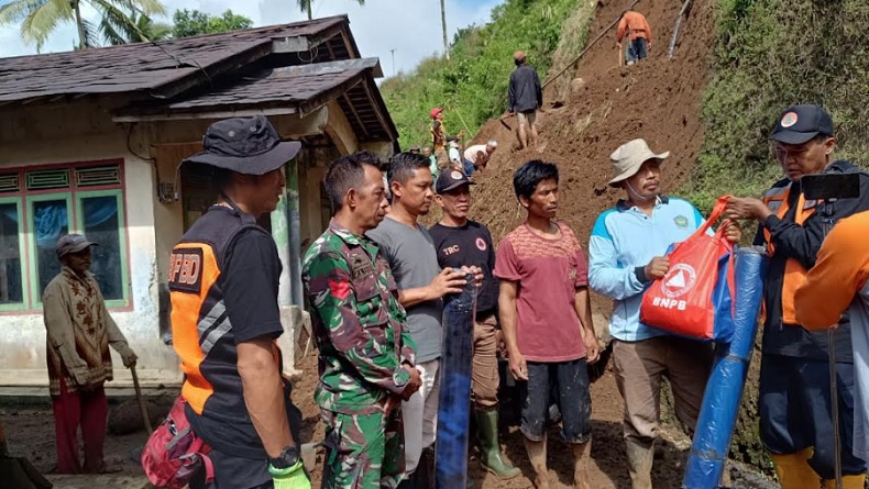 title Longsor di Purbalingga Hantam 7 Rumah dan Sekolah Longsor di Purbalingga Hantam 7 Rumah dan Sekolah