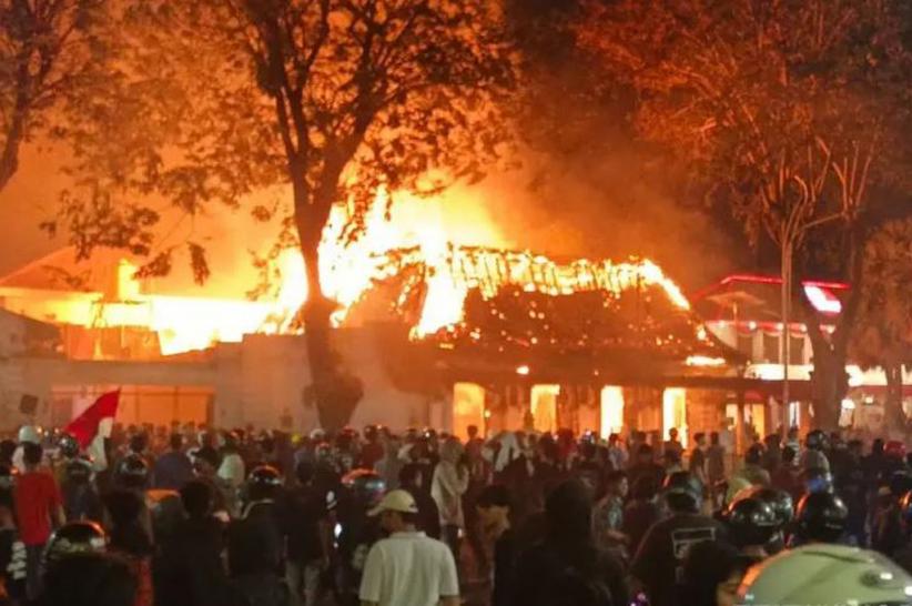 title Polrestabes Surabaya Tetapkan 35 Tersangka Kerusuhan di Grahadi, Bukan dari Massa Aksi Polrestabes Surabaya Tetapkan 35 Tersangka Kerusuhan di Grahadi, Bukan dari Massa Aksi