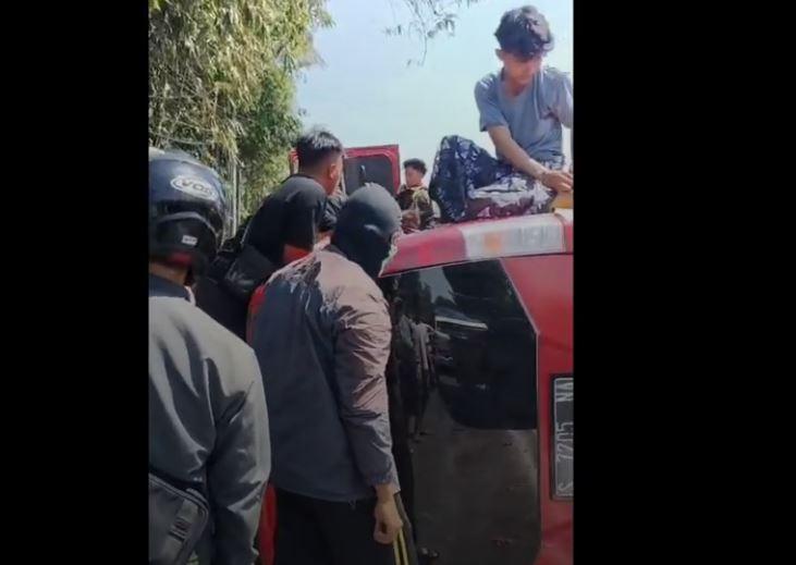 title Viral Kecelakaan Elf Terguling di Bondowoso, Belasan Penumpang Luka-Luka Viral Kecelakaan Elf Terguling di Bondowoso, Belasan Penumpang Luka-Luka