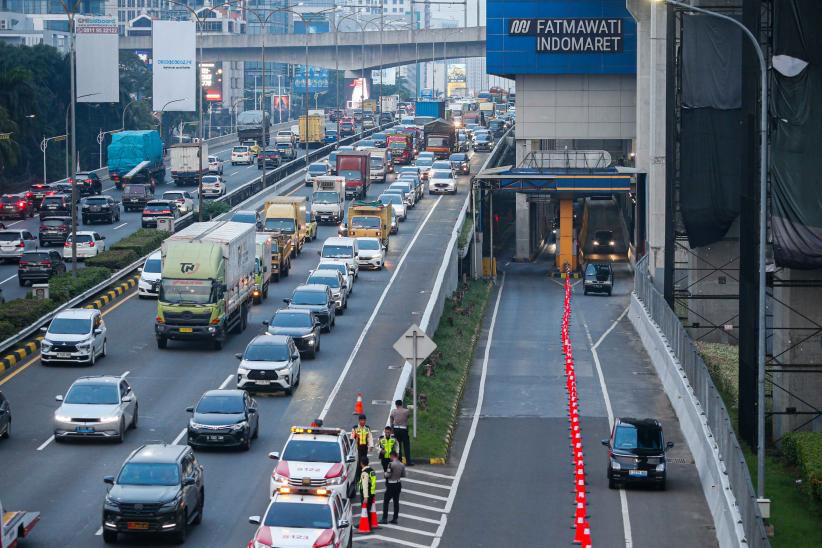 Jalan TB Simatupang Macet Parah, Rekayasa Lalu Lintas Akses Tol Gratis - Bagian 3