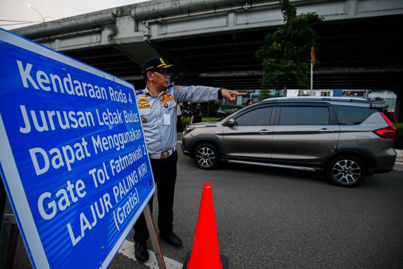 Jalan TB Simatupang Macet Parah, Rekayasa Lalu Lintas Akses Tol Gratis - Bagian 1