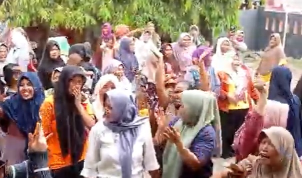 Kades Sengon Brebes Didemo Ratusan Emak-Emak Diduga gegara Kencani Janda Muda