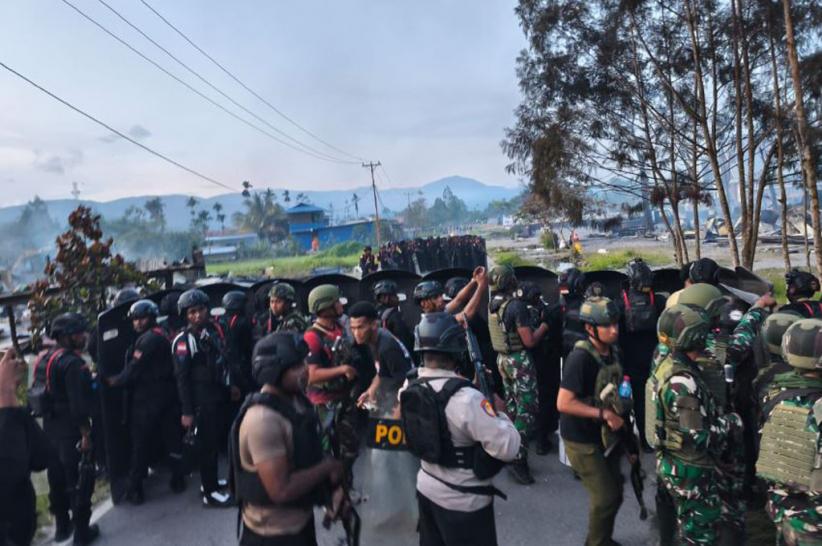 title Kerusuhan di Yalimo, 6 Personel Kopassus Dikepung Massa Berhasil Dievakuasi Kerusuhan di Yalimo, 6 Personel Kopassus Dikepung Massa Berhasil Dievakuasi
