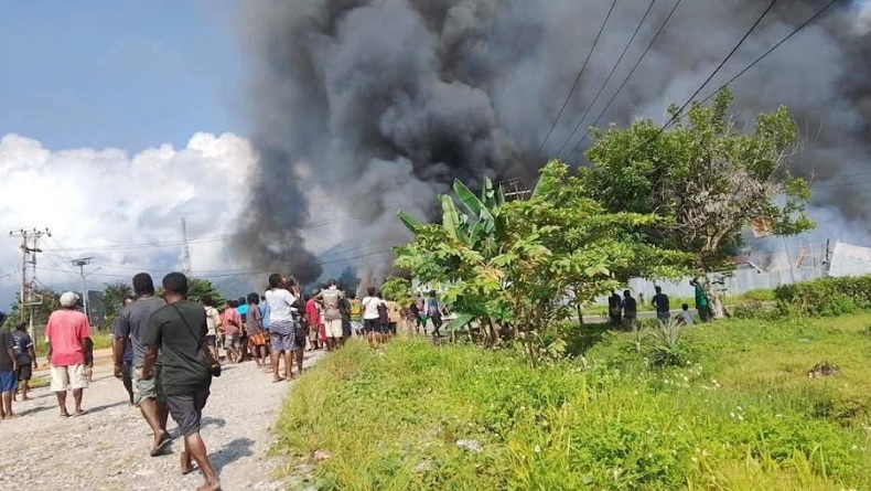 Mencekam! Evakuasi Guru dan Warga saat Kerusuhan di Yalimo Dihujani Panah dan Lemparan Molotov