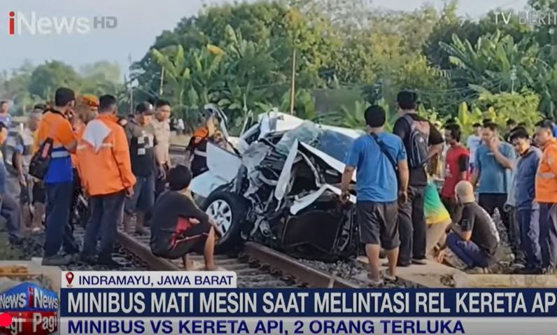 Kecelakaan Chevrolet Spin Tertabrak KA Bangunkarta di Indramayu, Pasutri Luka-Luka