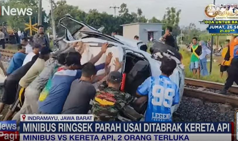Detik-Detik Chevrolet Spin Ditumpangi Pasutri Tertabrak Kereta Api di Indramayu  