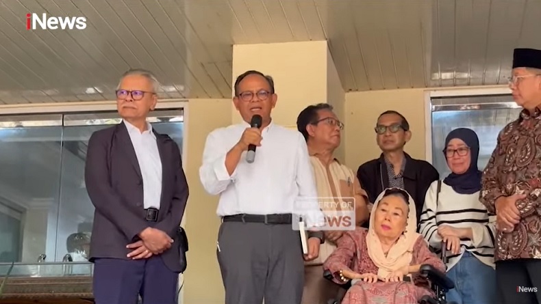 Jenguk Aktivis di Tahanan, Komaruddin Hidayat: Represif Akan Lemahkan Demokrasi