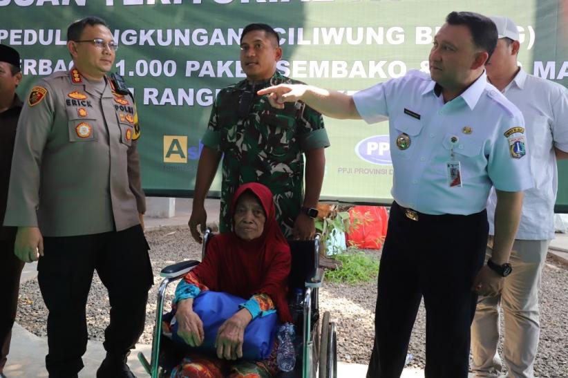 HUT ke-80, TNI Ajak Warga Jaga Sungai Lewat Aksi Bersih Ciliwung - Bagian 5