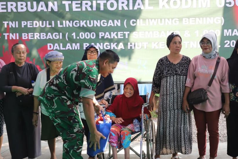 HUT ke-80, TNI Ajak Warga Jaga Sungai Lewat Aksi Bersih Ciliwung - Bagian 3
