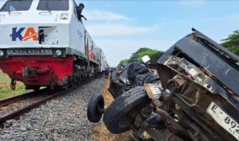Identitas 2 Warga Brebes Tewas Kecelakaan Pikap Tertabrak KA Tawang Jaya di Cirebon