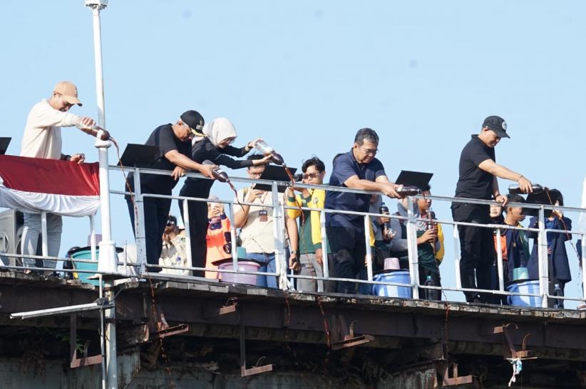 Wali Kota Kediri dan Wakil Wali Kota Tuangkan Eco Enzyme di Sungai Brantas