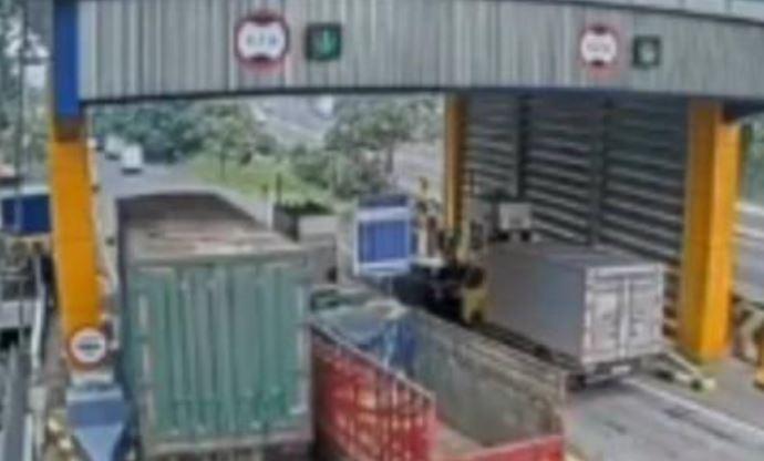 2 Truk Kecelakaan di Bandung Barat, Gerbang Tol Cikamuning Nyaris Jebol Kena Seruduk