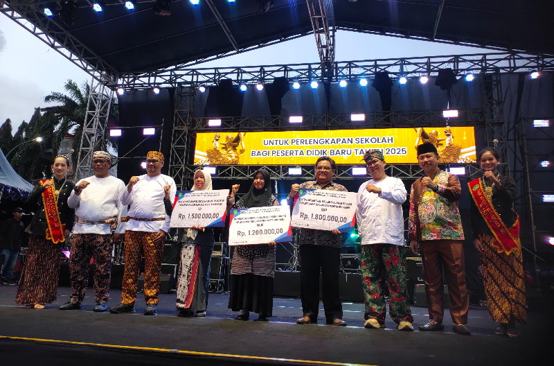 Bupati-Wabup Kukar Tepati Janji, 42 Ribu Siswa Terima Seragam Gratis BOSKab