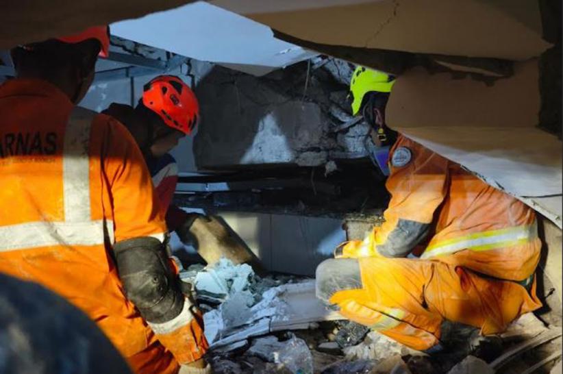 Dramatis! 8 Santri Ponpes Al-Khoziny Dievakuasi dari Reruntuhan Bangunan Musala Ambruk