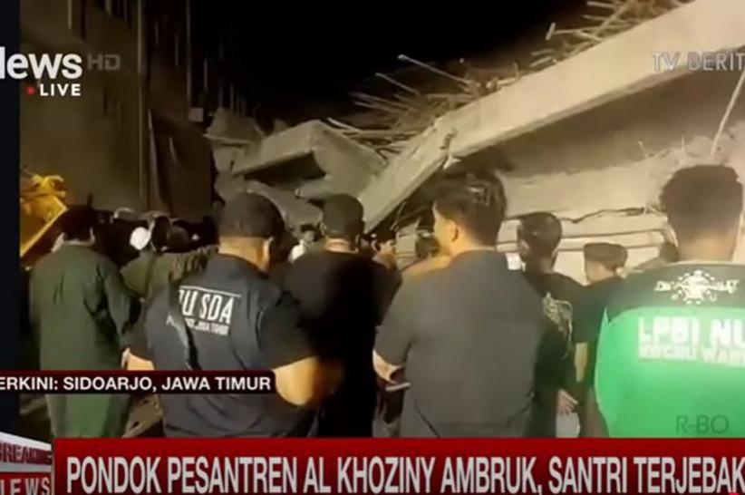 Dramatis! Isak Tangis Warnai Evakuasi Korban Tragedi Musala Ponpes Al Khoziny Sidoarjo Ambruk