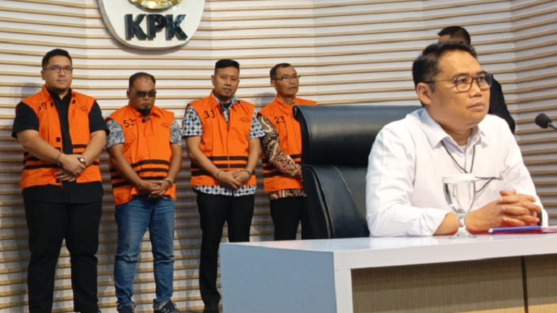 Penampakan 4 Tersangka KPK Korupsi Dana Hibah Jatim, Gunakan Rompi Oranye Tangan Diborgol 