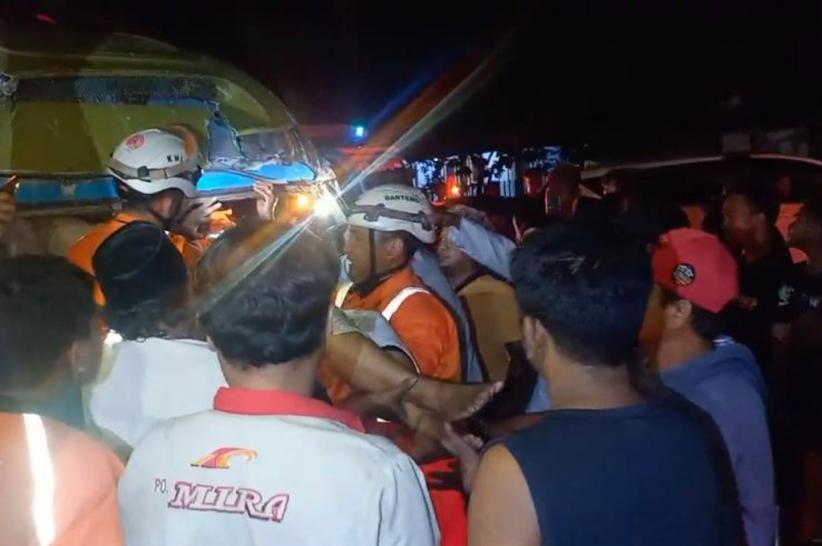 Dramatis! Evakuasi 8 Korban Kecelakaan Minibus Elf Tabrak Truk di Jombang, Ini Nama-namanya