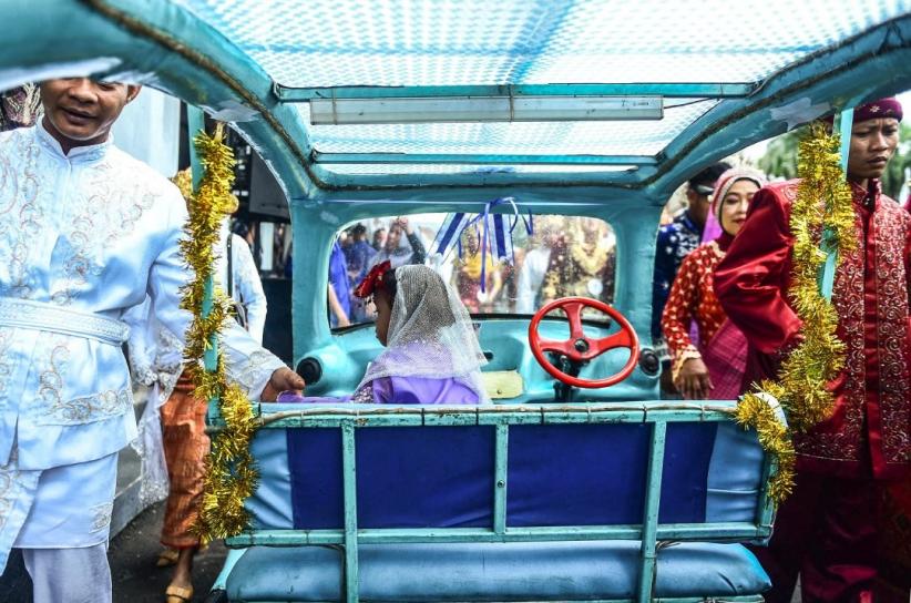 Meriah, Pengantin Nikah Massal Diarak Naik Odong-Odong - Bagian 6