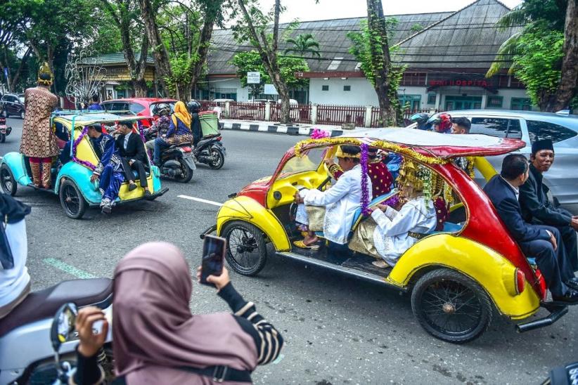 Meriah, Pengantin Nikah Massal Diarak Naik Odong-Odong - Bagian 5