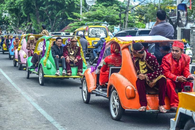Meriah, Pengantin Nikah Massal Diarak Naik Odong-Odong - Bagian 1