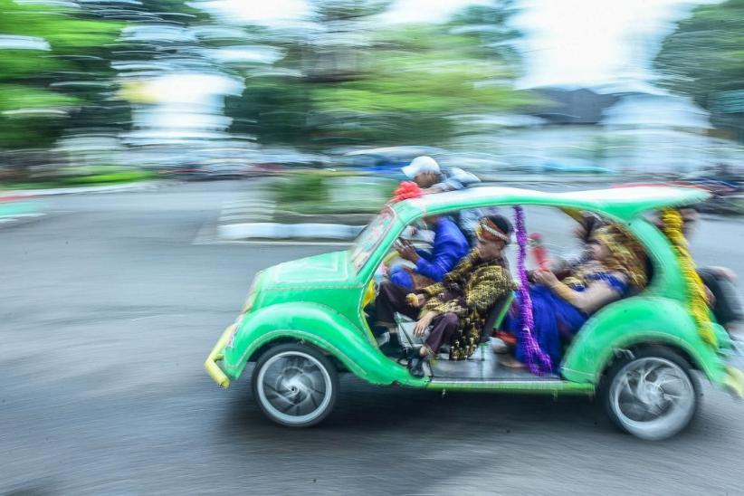 Meriah, Pengantin Nikah Massal Diarak Naik Odong-Odong - Bagian 7