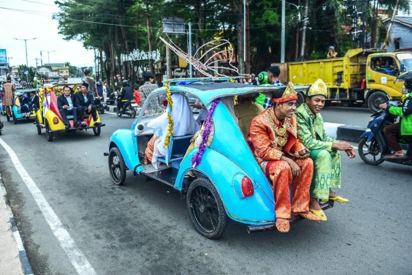 Meriah, Pengantin Nikah Massal Diarak Naik Odong-Odong - Bagian 2