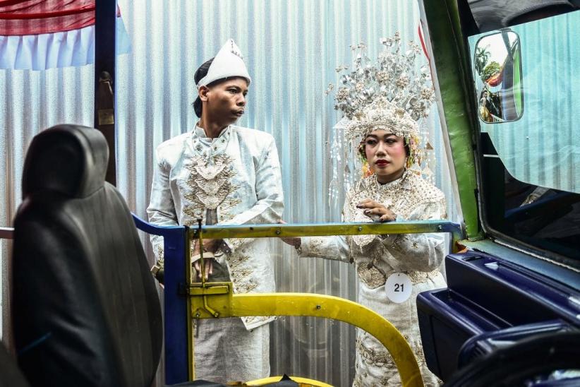Meriah, Pengantin Nikah Massal Diarak Naik Odong-Odong - Bagian 4