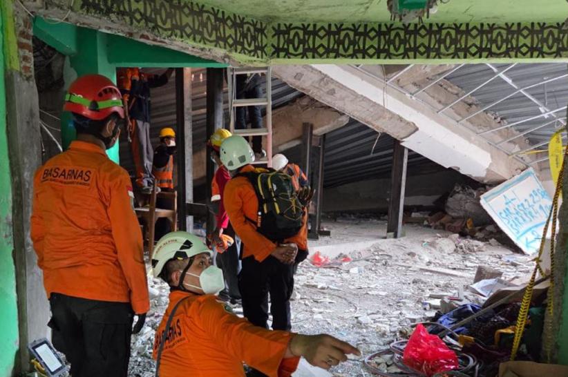 Pencarian Korban Ponpes Al Khoziny Ambruk Pakai Alat Berat, 2 Jenazah Ditemukan