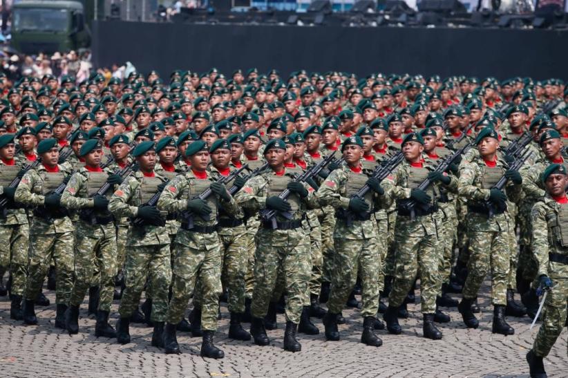 Sniper TNI Ikut Defile dengan Jubah Kamuflase - Bagian 4