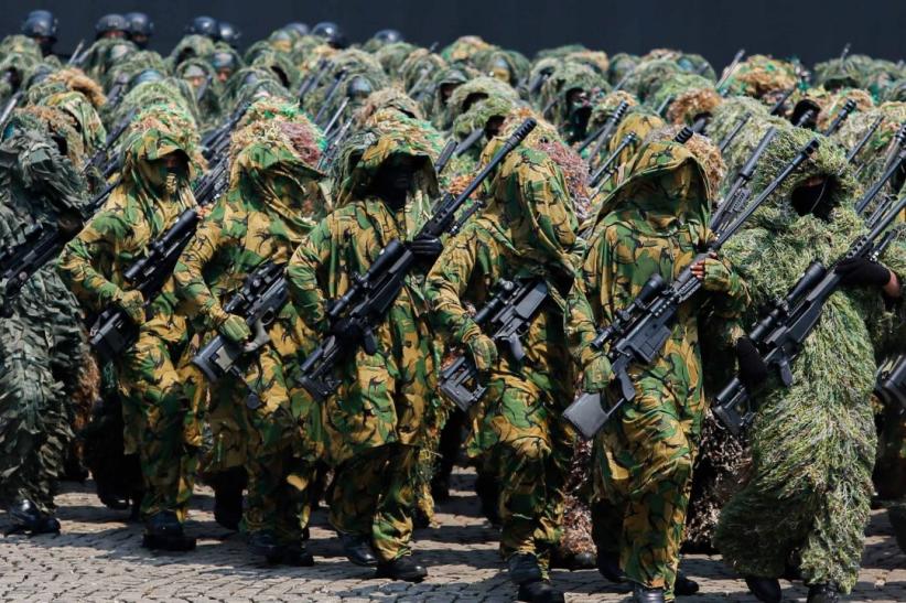 Sniper TNI Ikut Defile dengan Jubah Kamuflase - Bagian 1