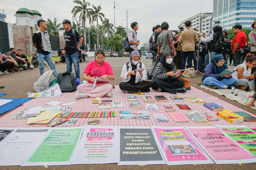 Rapat Dengar Pendapat Warga, Mahasiswa Piknik di Depan Gedung DPR - Bagian 4