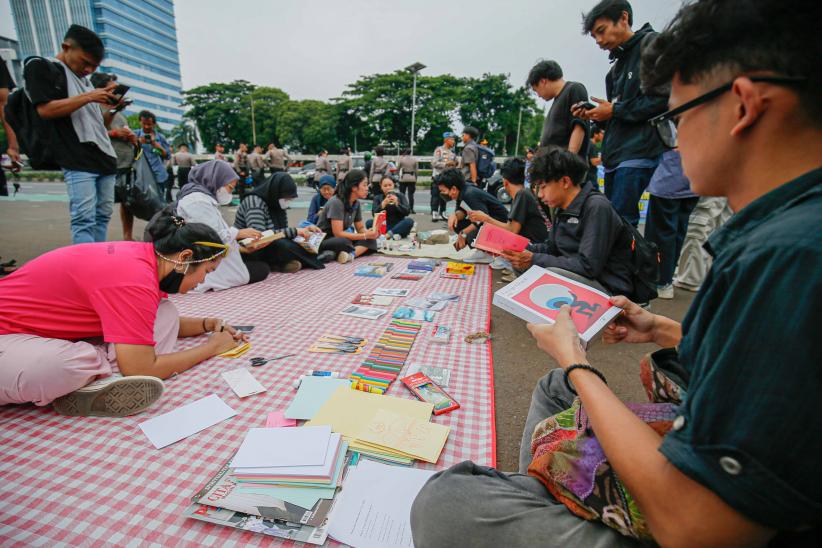 Rapat Dengar Pendapat Warga, Mahasiswa Piknik di Depan Gedung DPR - Bagian 3