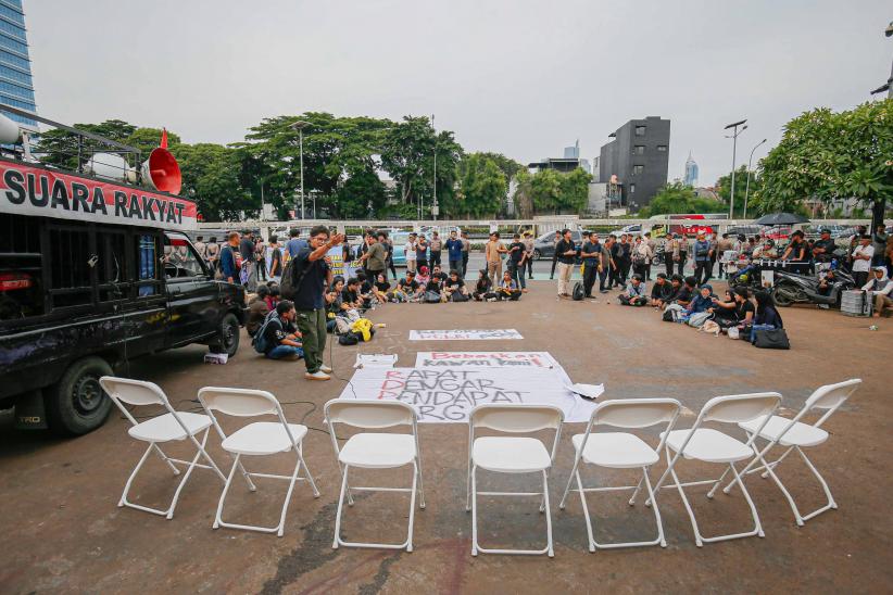 Rapat Dengar Pendapat Warga, Mahasiswa Piknik di Depan Gedung DPR - Bagian 2