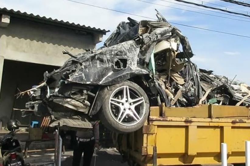 Penampakan Mobil Mercy Ringsek di Reruntuhan Ponpes Al Khoziny, Disebut Dibawa ke Rumah Kiai