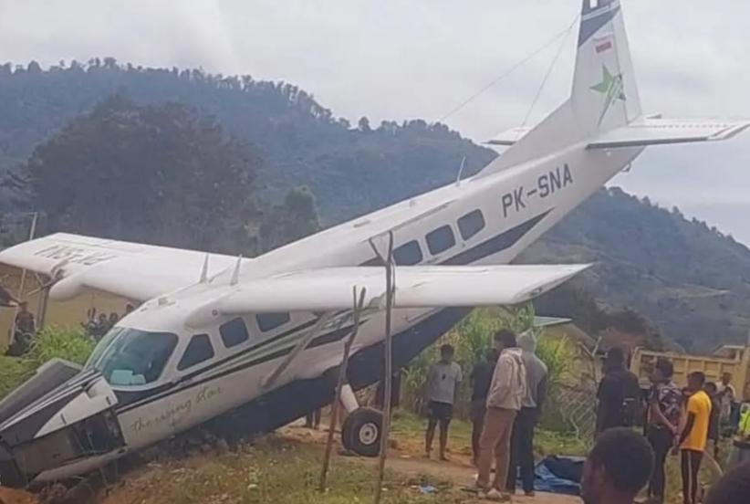 title Penampakan Pesawat Smart Air yang Kecelakaan di Bandara Tiom Lanny Jaya Penampakan Pesawat Smart Air yang Kecelakaan di Bandara Tiom Lanny Jaya