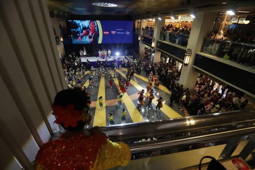 Ribuan Peserta Bergerak Bersama dalam Indonesia Menari 2025 - Bagian 6
