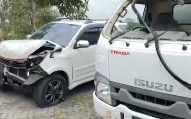 Ngeri! Begini Detik-Detik Truk Boks Tabrak Minibus di Tol Malang, Terekam Kamera