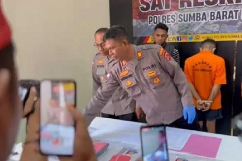 title Konten Kreator di Sumba Barat Daya NTT Ditangkap, Diduga Cabuli Teman Sesama Pria Konten Kreator di Sumba Barat Daya NTT Ditangkap, Diduga Cabuli Teman Sesama Pria
