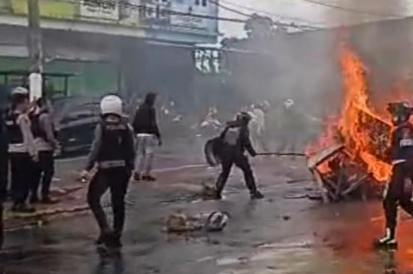 Demo Ricuh Mahasiswa di Jayapura, 2 Mobil Polisi Dirusak 1 Kendaraan PDAM Dibakar