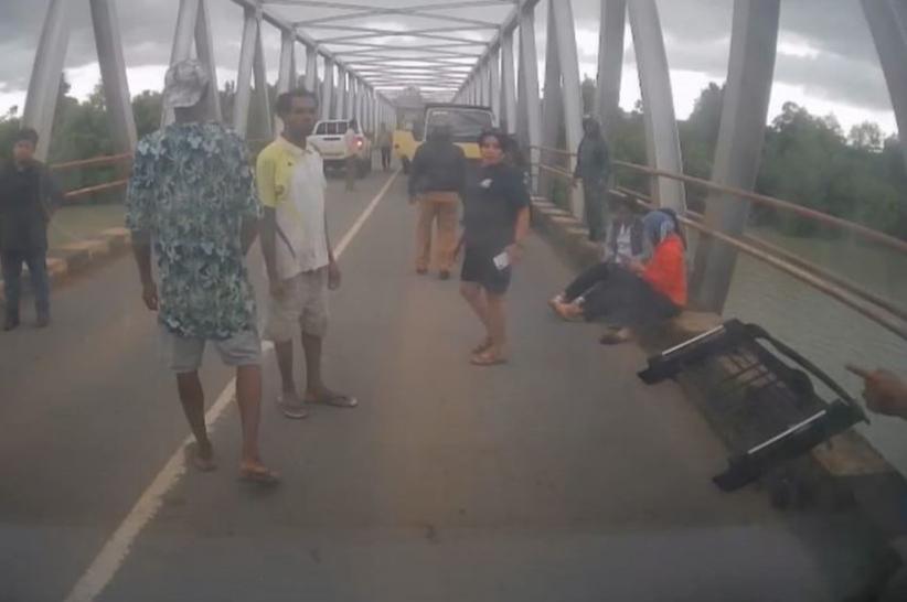 title Kecelakaan Beruntun 3 Kendaraan di Merauke, Kerugian Capai Rp150 Juta Kecelakaan Beruntun 3 Kendaraan di Merauke, Kerugian Capai Rp150 Juta