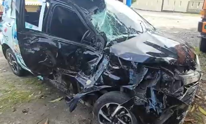 title Kecelakaan Daihatsu Sigra Tertabrak Kereta Api di Deliserdang, 3 Orang Kritis Kecelakaan Daihatsu Sigra Tertabrak Kereta Api di Deliserdang, 3 Orang Kritis