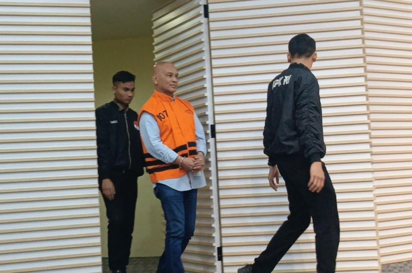 title Pakai Rompi dan Tangan Diborgol, Komut PT Inti Alasindo Energy Ditahan KPK Kasus Jual Beli Gas Pakai Rompi dan Tangan Diborgol, Komut PT Inti Alasindo Energy Ditahan KPK Kasus Jual Beli Gas