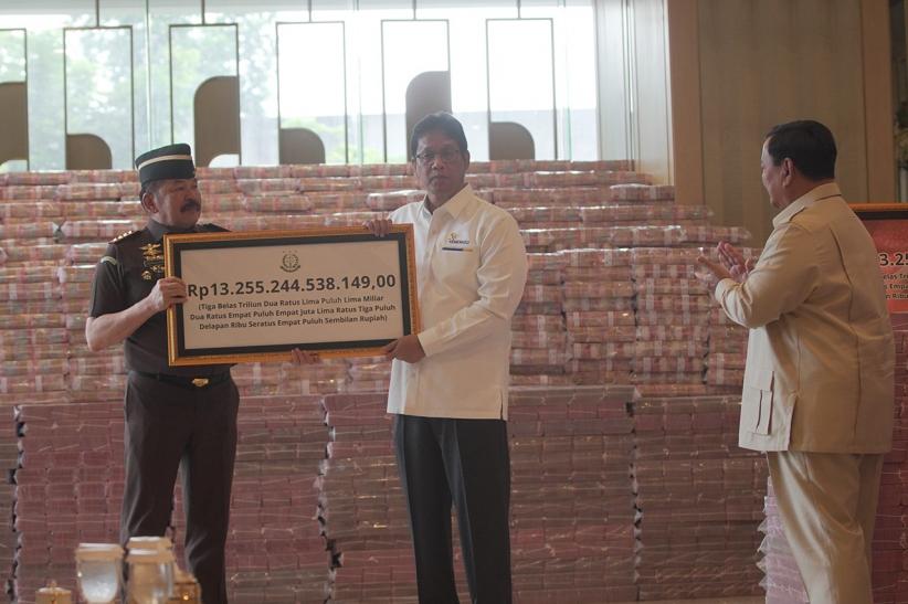 Presiden Prabowo Saksikan Penyerahan Uang Korupsi CPO Rp13 T di Kejagung  - Bagian 1