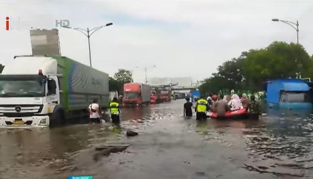title Jalur Pantura Semarang Masih Lumpuh Imbas Banjir Rob, Kendaraan Mengular 17 Km Jalur Pantura Semarang Masih Lumpuh Imbas Banjir Rob, Kendaraan Mengular 17 Km