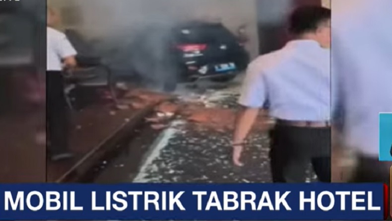 Tragis! Mobil Listrik Tabrak Hotel di Klaten hingga Masuk Lobi, Tamu Panik Berhamburan ke Luar