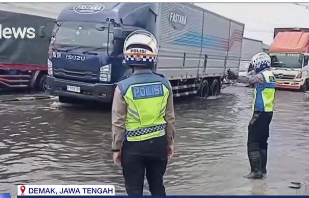 Kisah Pilu Sopir Truk Terjebak Banjir di Pantura Semarang, Uang Makan Habis
