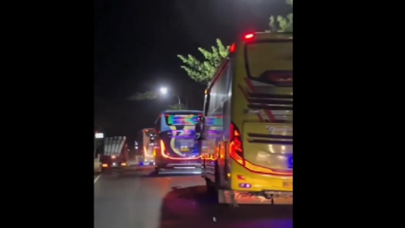 Viral Bus Malam Ugal-ugalan di Jalur Pantura Situbondo, Bermanuver Kecepatan Tinggi