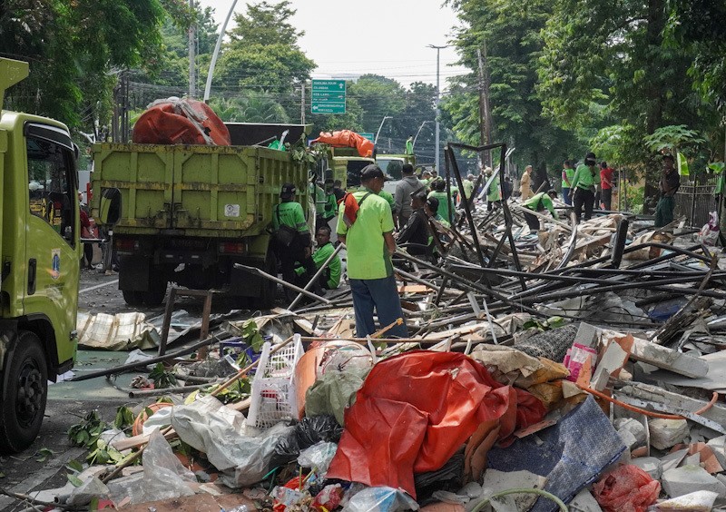 Penertiban Pasar Barito, Pedagang Dipindah ke Lenteng Agung - Bagian 2