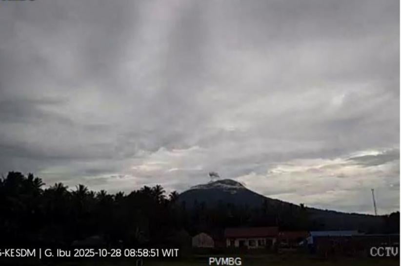 title Gunung Ibu Meletus di Halmahera Barat Malut, Kolom Abu Capai 300 Meter Gunung Ibu Meletus di Halmahera Barat Malut, Kolom Abu Capai 300 Meter
